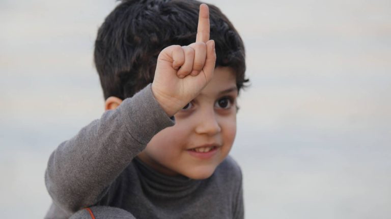 ein Kind streckt seinen Finger nach oben