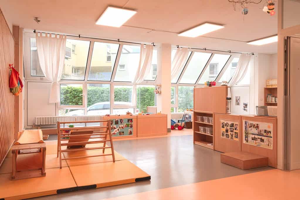 Raum für Kinder mit warmer Atmosphäre und Möbeln aus Holz